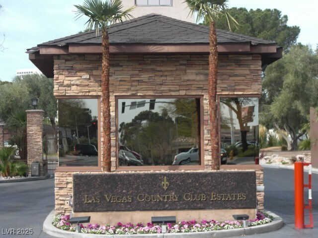 property at 2852 Loveland Dr