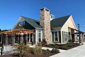 Gilbert Crossing in Merrimack, NH - Foto de edificio - Building Photo