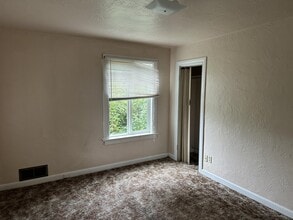 1220 Chester Ave in Bremerton, WA - Building Photo - Building Photo