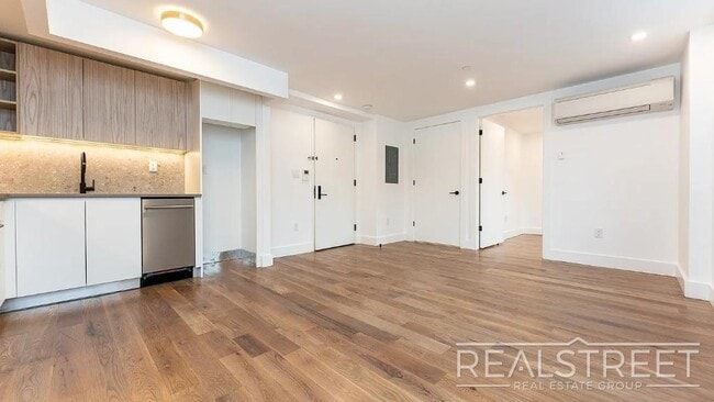 Montrose Avenue, Unit 303 in Brooklyn, NY - Foto de edificio - Building Photo