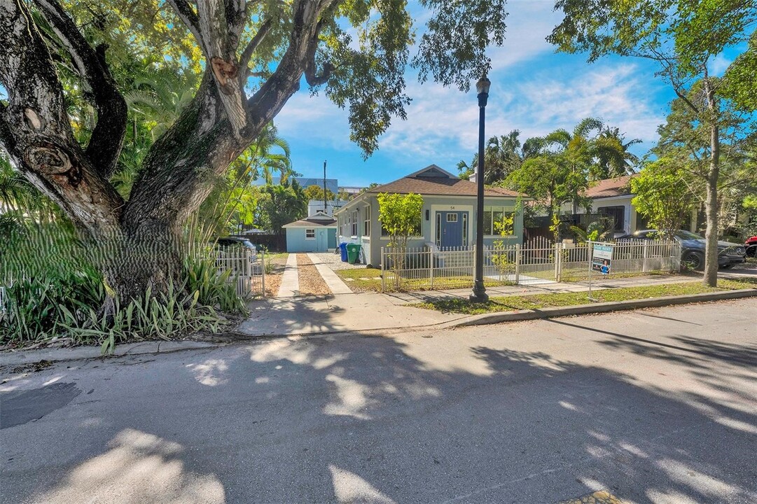 54 NE 43rd St in Miami, FL - Building Photo