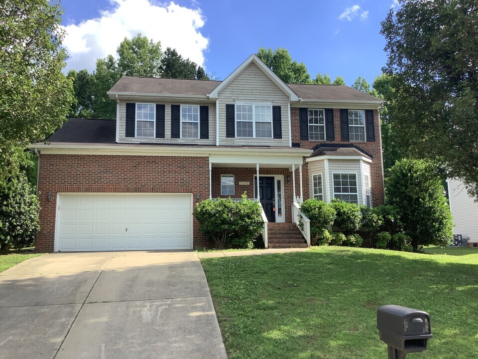 2106 Forest Edge Dr in Greensboro, NC - Building Photo