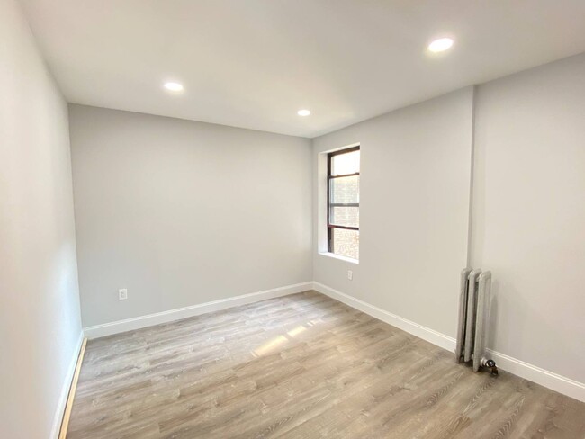 569 W 182nd St in New York, NY - Building Photo - Building Photo