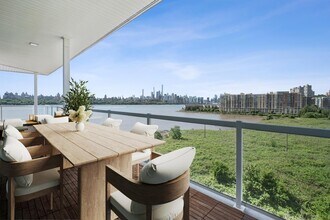 3 Somerset Ln in Edgewater, NJ - Building Photo - Building Photo