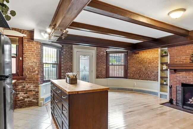 337 Beacon St, Unit 1## in Boston, MA - Building Photo - Building Photo