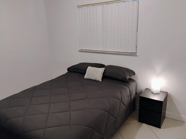 13139 SW 4th St in Miami, FL - Foto de edificio - Building Photo