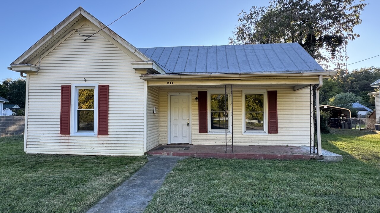 214 Front Ave in Salem, VA - Building Photo