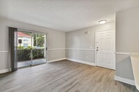 9481 Highland Oak Dr in Tampa, FL - Building Photo - Building Photo