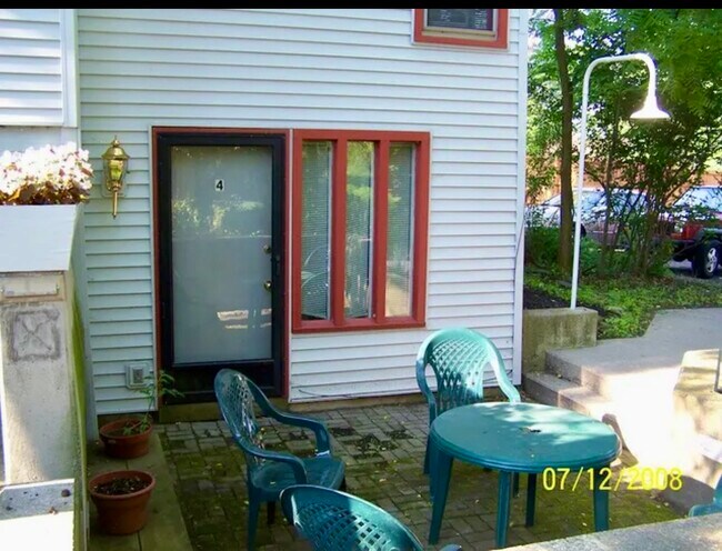 1060 Danby Rd, Unit 1060#4 in Ithaca, NY - Building Photo - Building Photo