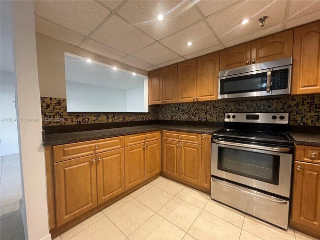 10641 SW 108th Ave in Miami, FL - Building Photo - Building Photo
