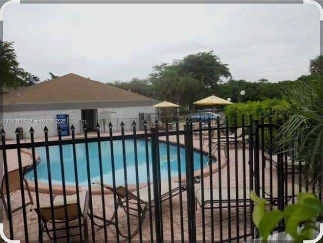 8000 Fairview Dr in Tamarac, FL - Building Photo - Building Photo