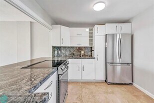 3199 S Ocean Dr in Hallandale Beach, FL - Building Photo