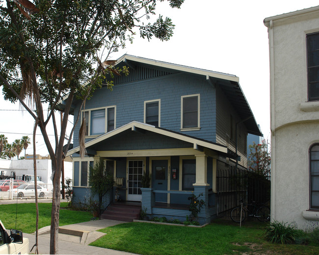 234 E 12th St in Long Beach, CA - Foto de edificio - Building Photo