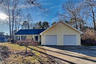 5796 Shoal Creek Dr in Douglasville, GA - Building Photo