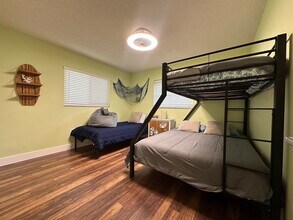 2227 Pineland Dr in Englewood, FL - Building Photo - Building Photo