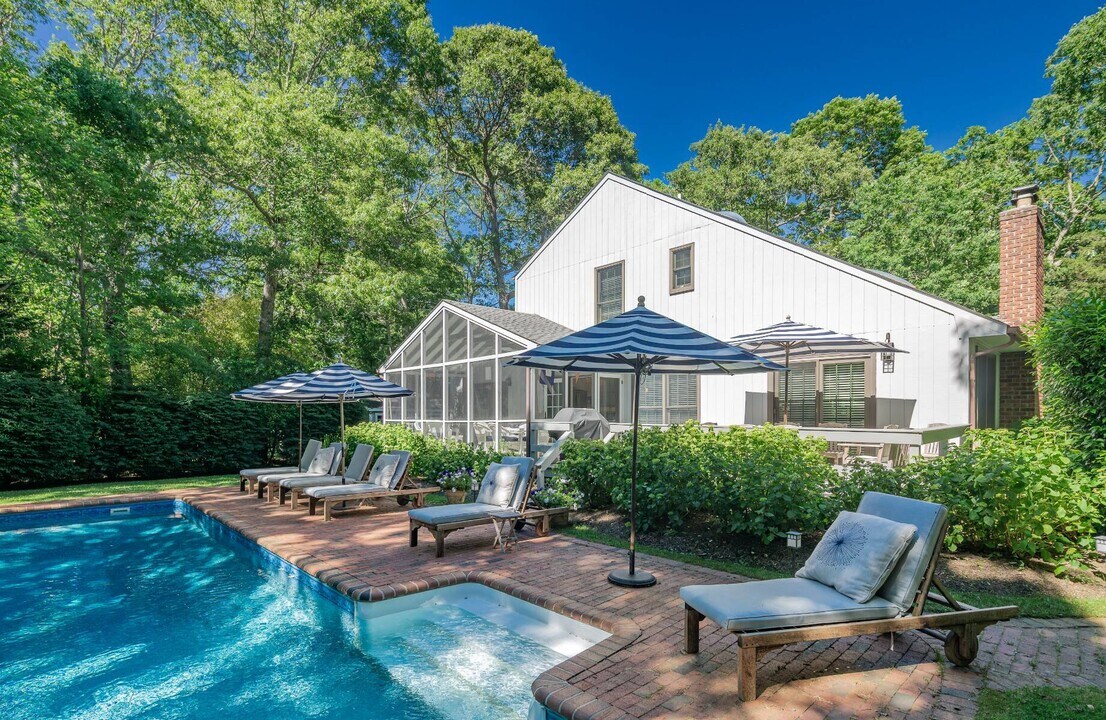 649 Accabonac Rd in East Hampton, NY - Building Photo