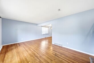 8983 Highland Dr in Brecksville, OH - Foto de edificio - Building Photo