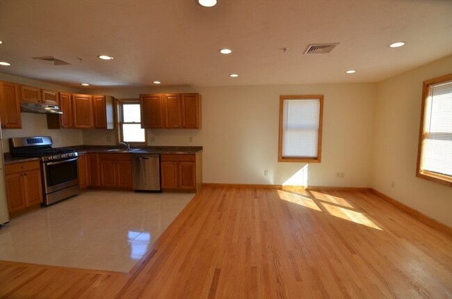 52 Grafton St, Unit 4 in Quincy, MA - Building Photo - Building Photo