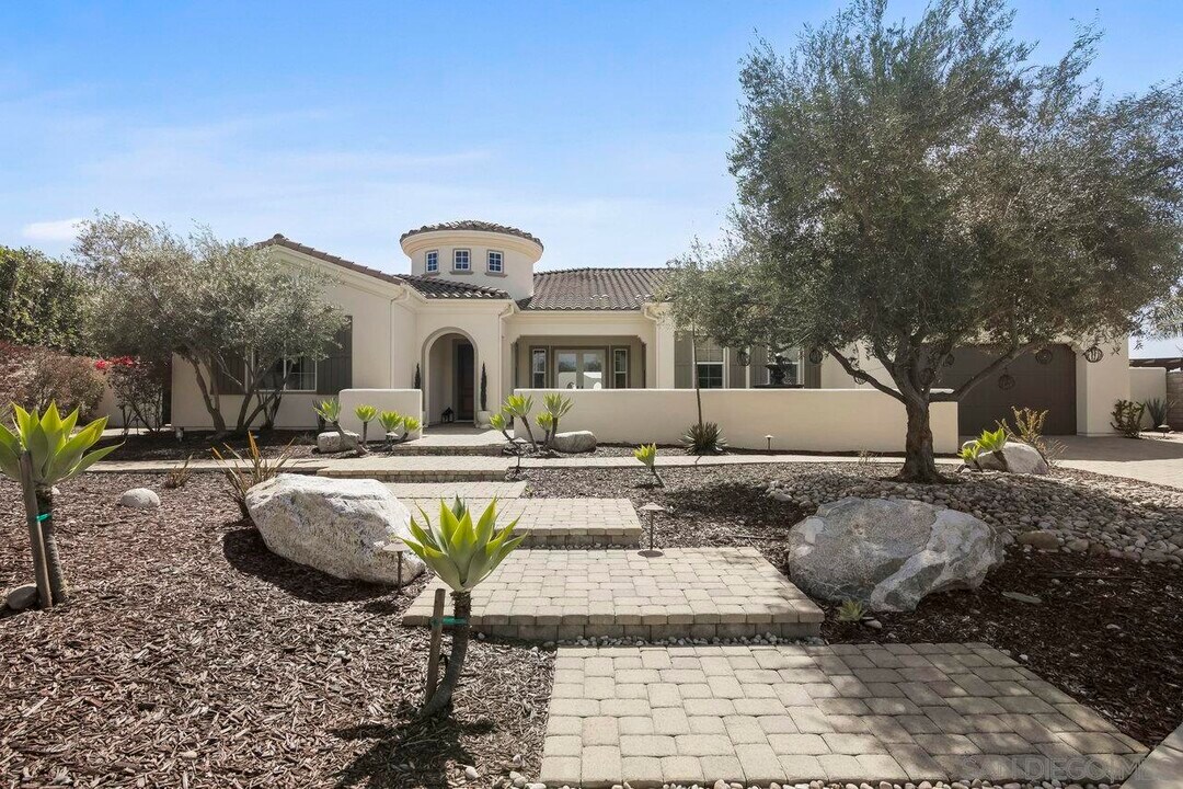 15717 Montbury Pl in San Diego, CA - Building Photo