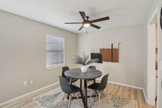 Latitude 72 in Kansas City, MO - Foto de edificio - Building Photo