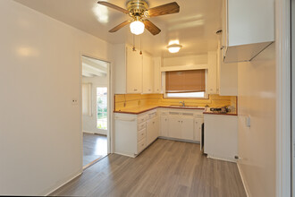 15301-15315 Woodruff Pl in Bellflower, CA - Building Photo - Interior Photo