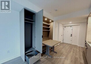 55 Charles St E in Toronto, ON - Building Photo - Building Photo