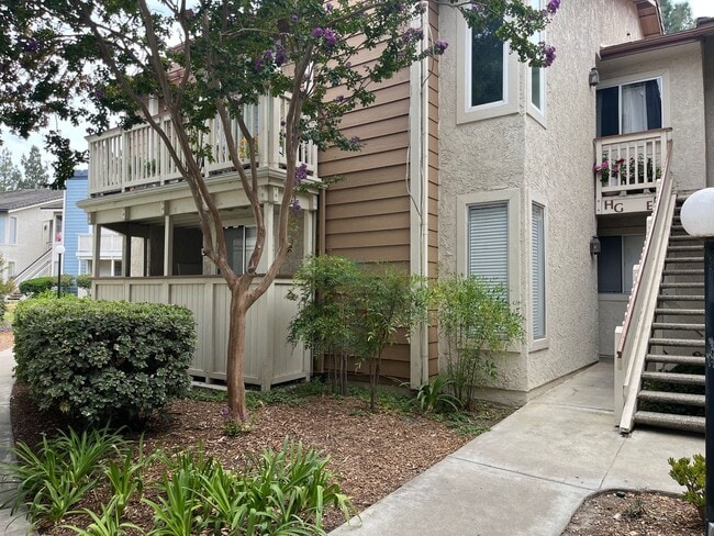 2402 Pleasant Way in Thousand Oaks, CA - Building Photo - Building Photo