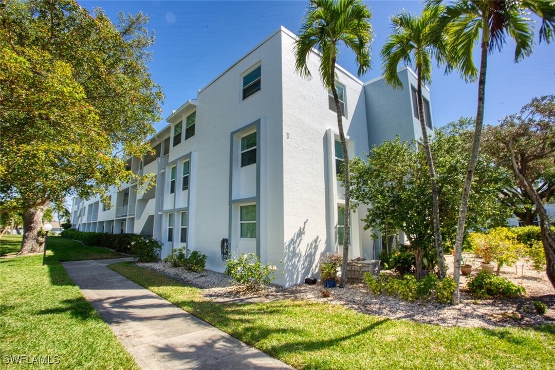 5959 Winkler Rd in Ft. Myers, FL - Building Photo