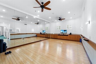 3145 NE 184th St in North Miami Beach, FL - Foto de edificio - Building Photo