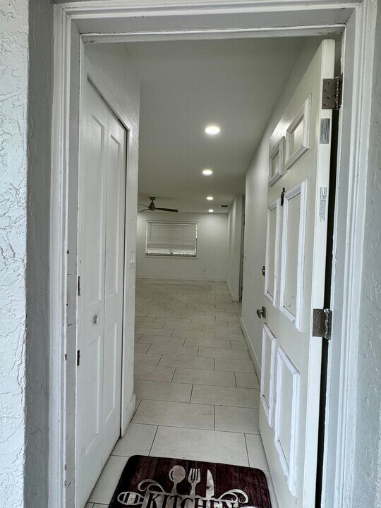 17255 SW 95th Ave, Unit J226 in Palmetto Bay, FL - Building Photo