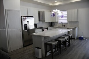 10443 NW 82nd St in Doral, FL - Building Photo