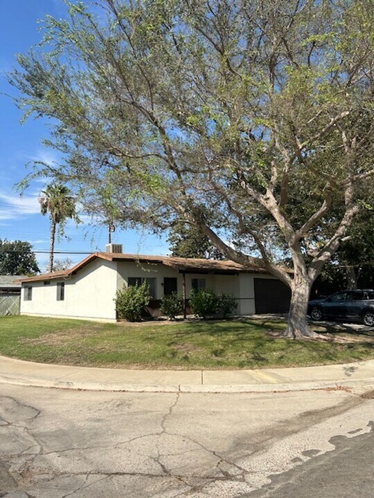 1122 Washington Ave in Bakersfield, CA - Building Photo