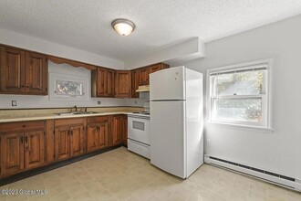 106 Lake St in Niverville, NY - Foto de edificio - Building Photo