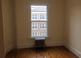 2 Ware St, Unit 403 in Cambridge, MA - Foto de edificio - Building Photo