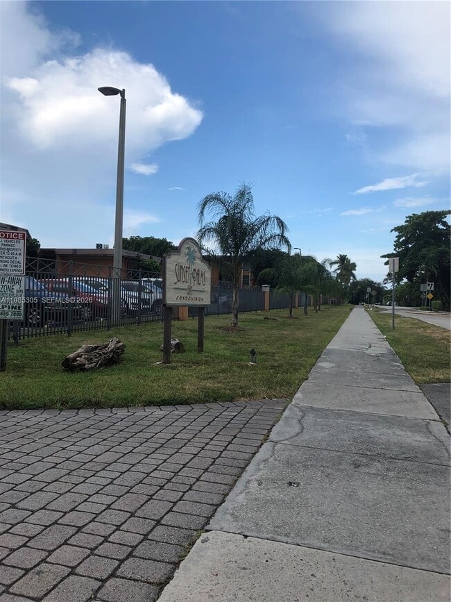 9467 SW 76th St in Miami, FL - Building Photo - Building Photo