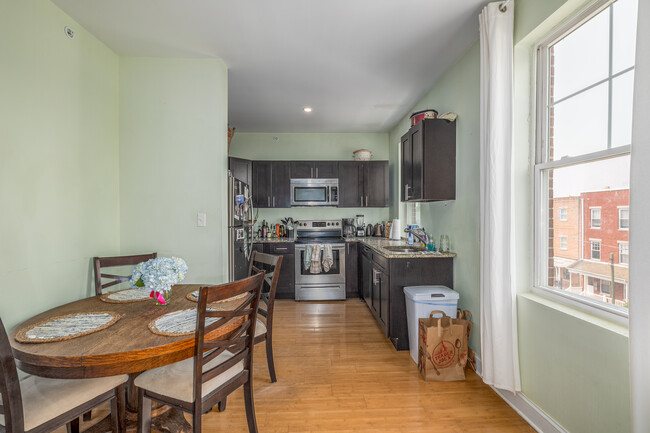 327 N 40th St in Philadelphia, PA - Building Photo - Interior Photo