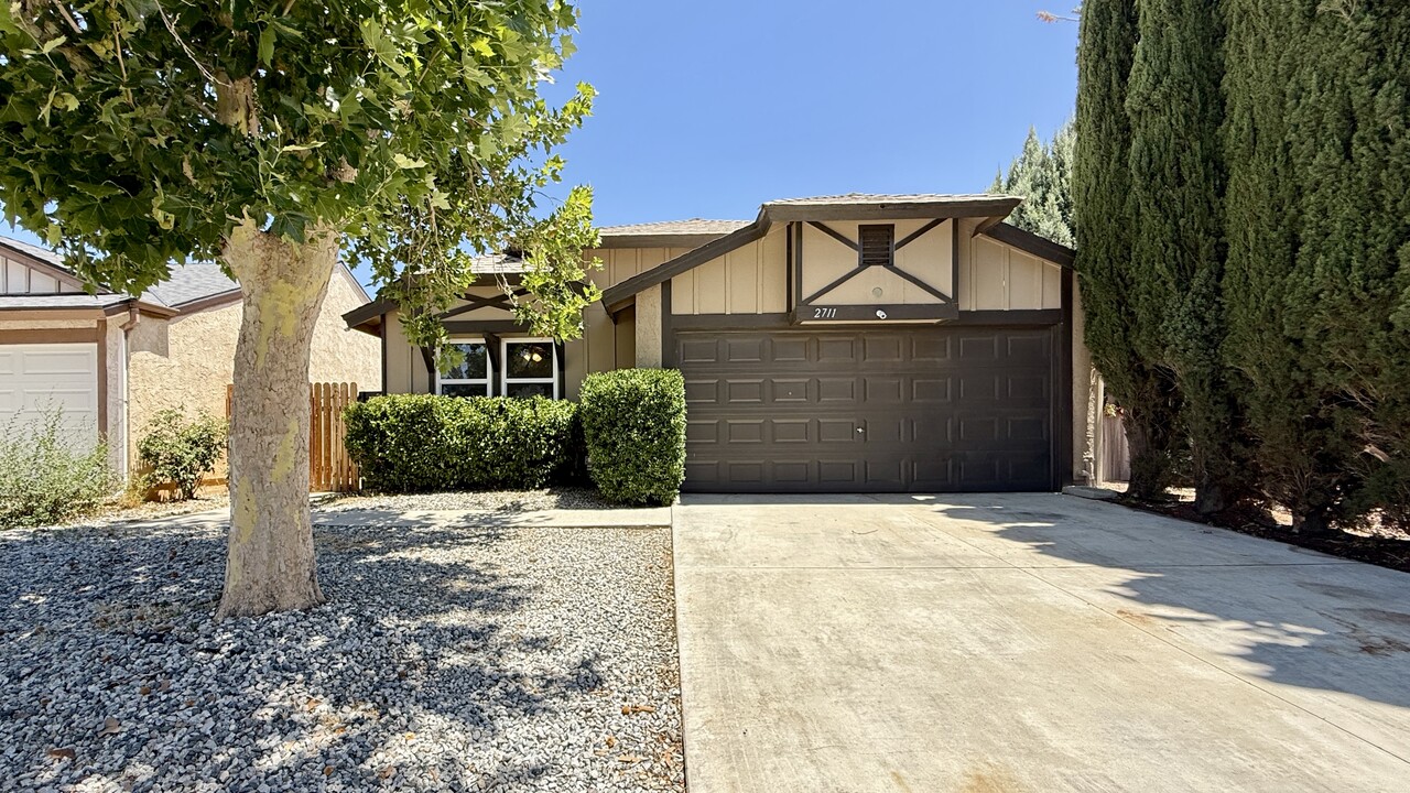 2711 Nandina Dr in Palmdale, CA - Building Photo