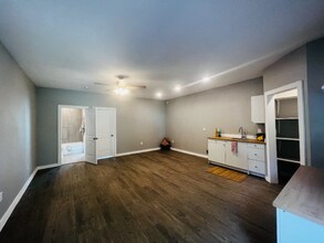 142 Avant Ave-Unit -2 in San Antonio, TX - Foto de edificio - Building Photo