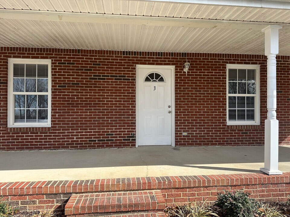 1995 Mikonda Dr in Cookeville, TN - Foto de edificio