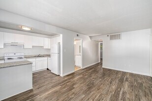 Quarterpath Place in Williamsburg, VA - Building Photo