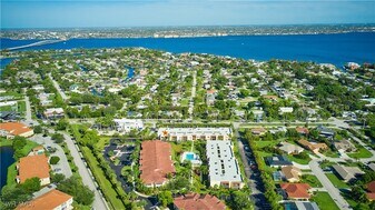 12481 McGregor Blvd in Ft. Myers, FL - Building Photo