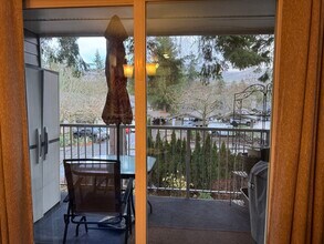204 Mountain Park Blvd SW, Unit C 201 in Issaquah, WA - Foto de edificio - Building Photo