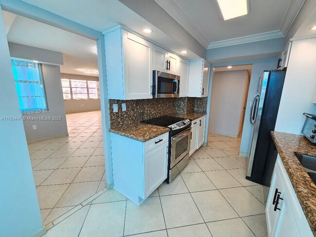 18041 Biscayne Blvd in Aventura, FL - Building Photo - Building Photo