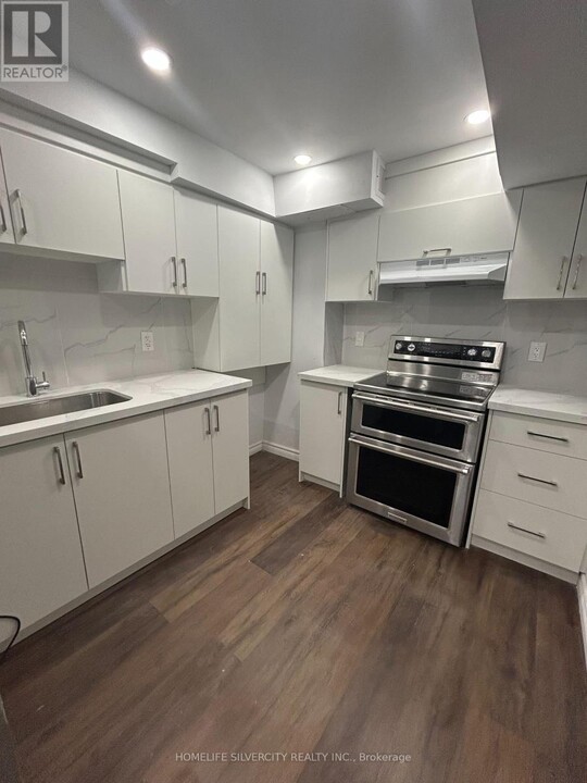 2421 Dress Cir Cres in Oshawa, ON - Building Photo
