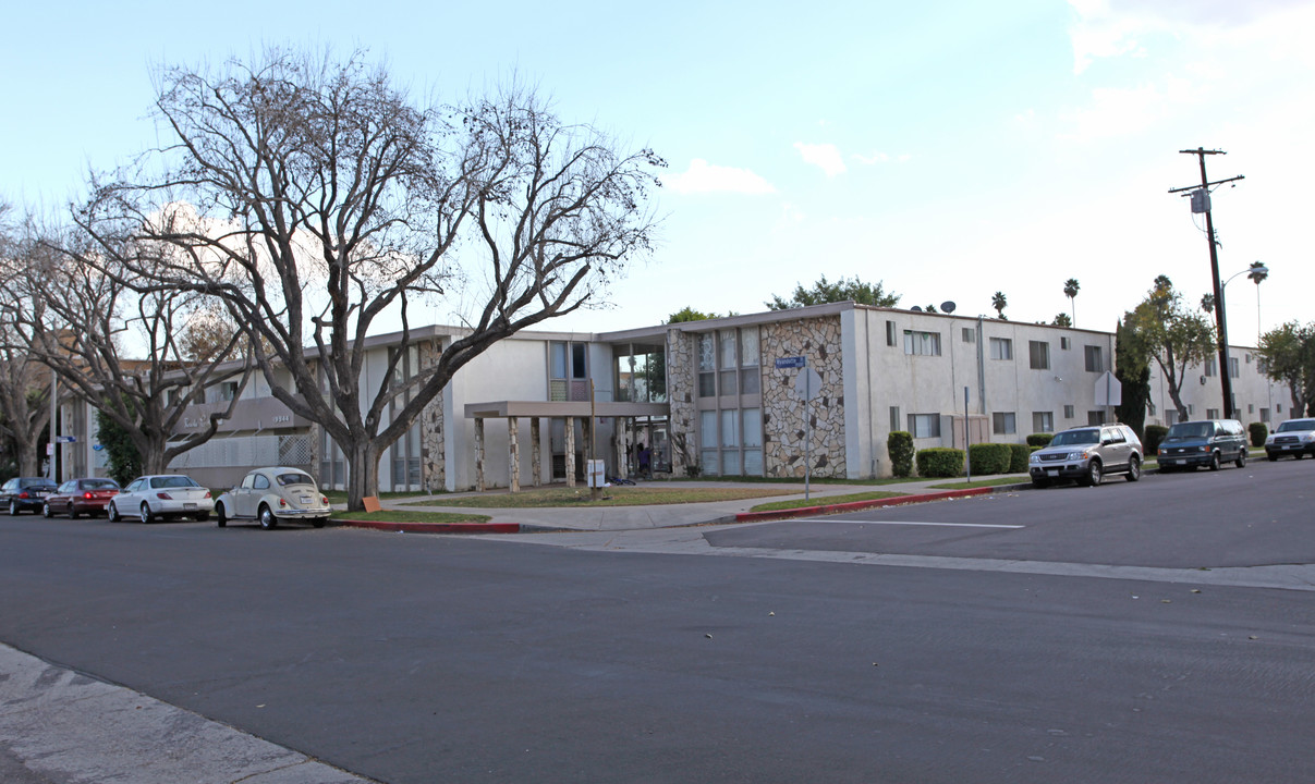 Reseda Continental in Reseda, CA - Building Photo