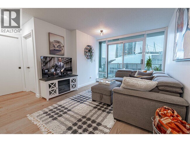 688 Abbott St in Vancouver, BC - Building Photo - Building Photo