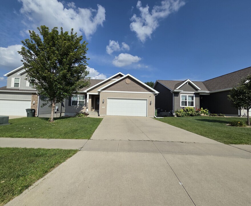 4121 Mockingbird Ln in Waterloo, IA - Foto de edificio