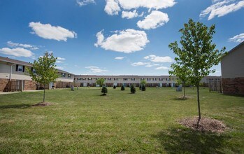 Knoll Ridge Townhomes & Apartments in Indianapolis, IN - Foto de edificio - Building Photo