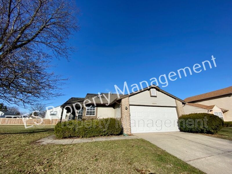 10044 Lone Wolf Dr in Indianapolis, IN - Building Photo