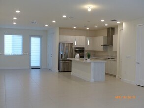 10427 NW 66th St in Doral, FL - Building Photo - Building Photo